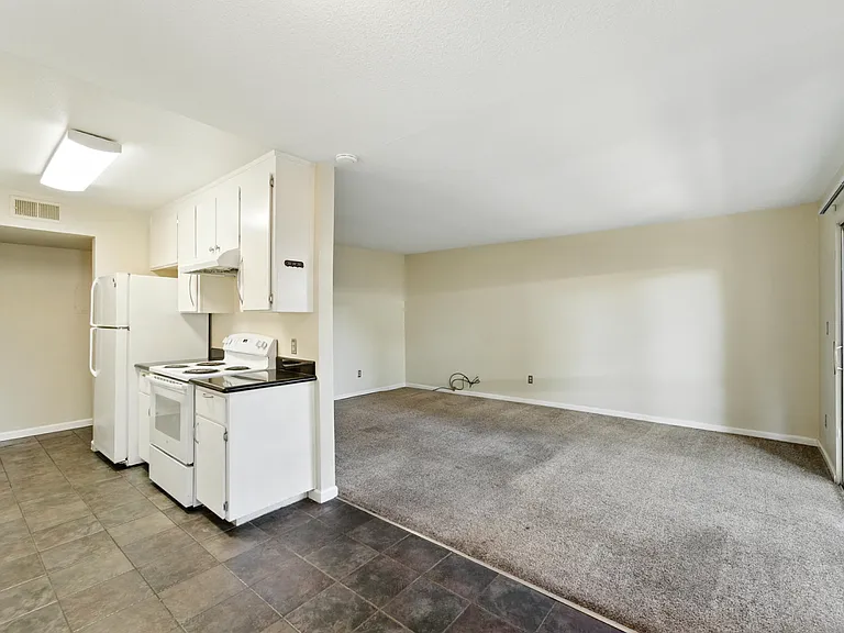 303 Tradewinds Dr #8 — Photo 8