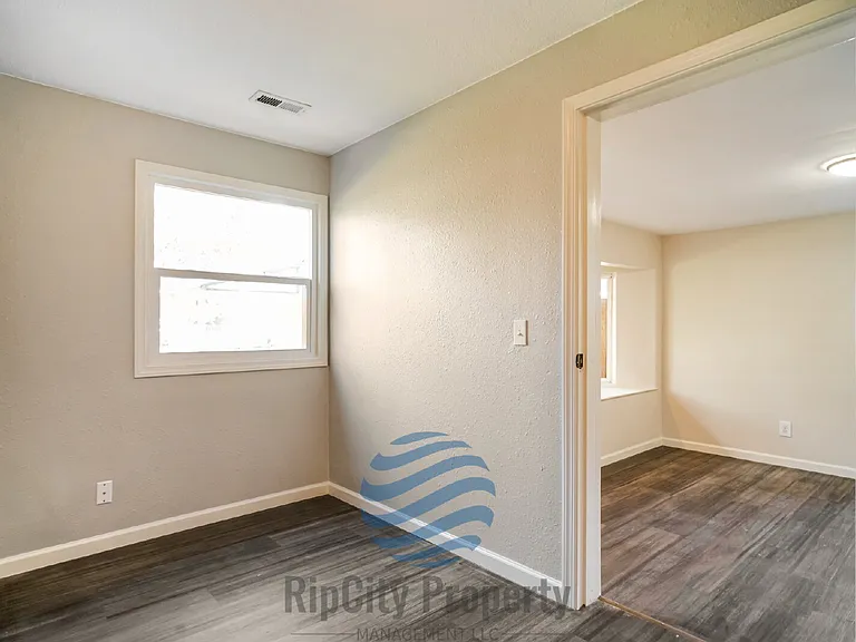 1307 Elm St — Photo 14