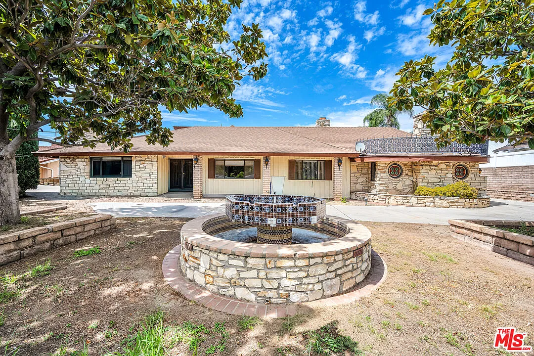 6 bed, 4.0 bath, 4026 sqft, $16,999 — Photo 2