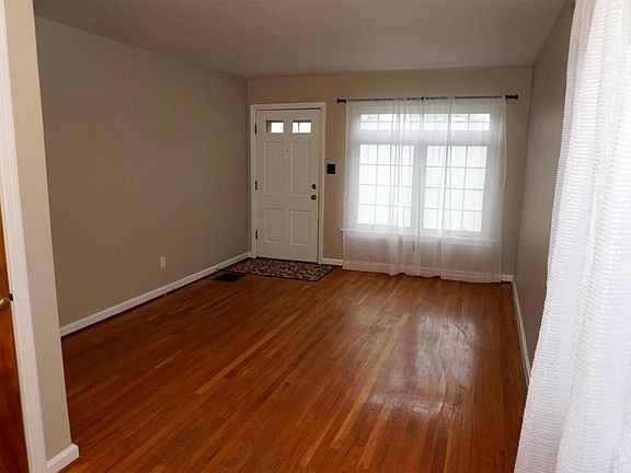 4th image of 215 E Jeffrey Pl