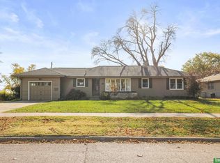307 Crest Rd, Papillion, NE 68046