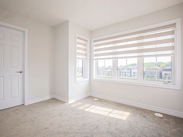 70 Keyworth Cres — Photo 12