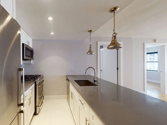 4th image of 301 E 47th St APT 4J
