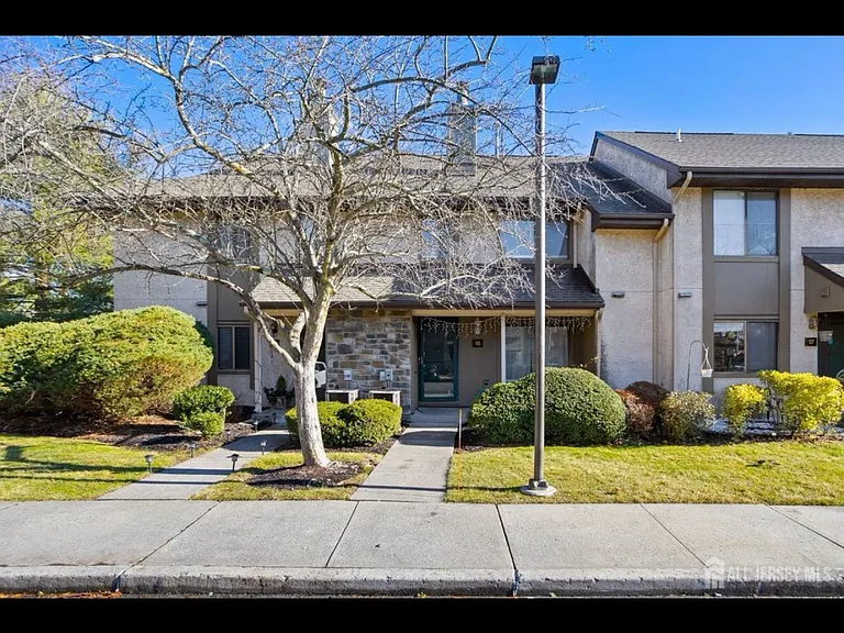 16 Hampshire Dr — Photo 12