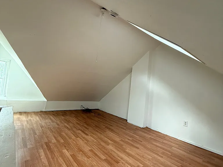 933 Beatty St — Photo 20