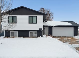 1620 Hillcrest Ct, Marion, IA 52302