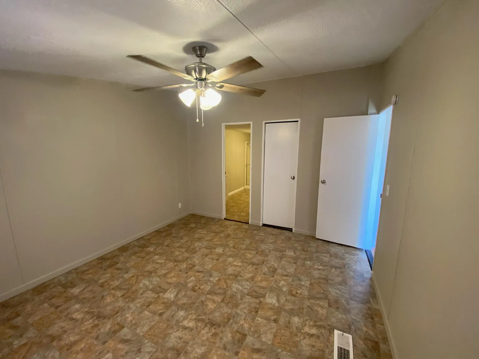 1206 W Plummer St — Photo 4