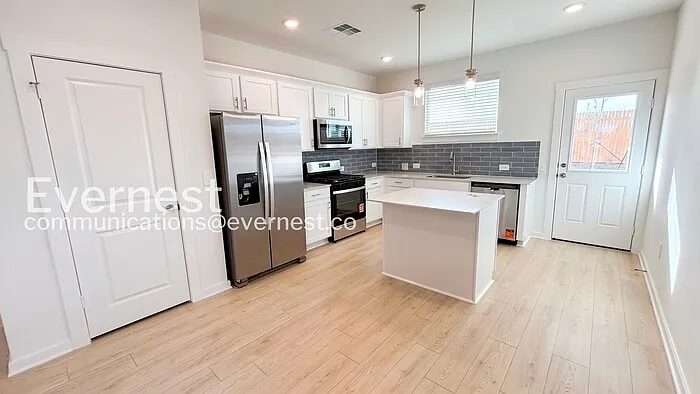 3 bed, 2.0 bath, 1366 sqft, $1,595 — Photo 4