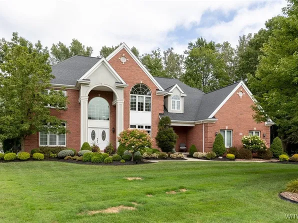 8340 Royal Ascot Cir, East Amherst, NY 14051