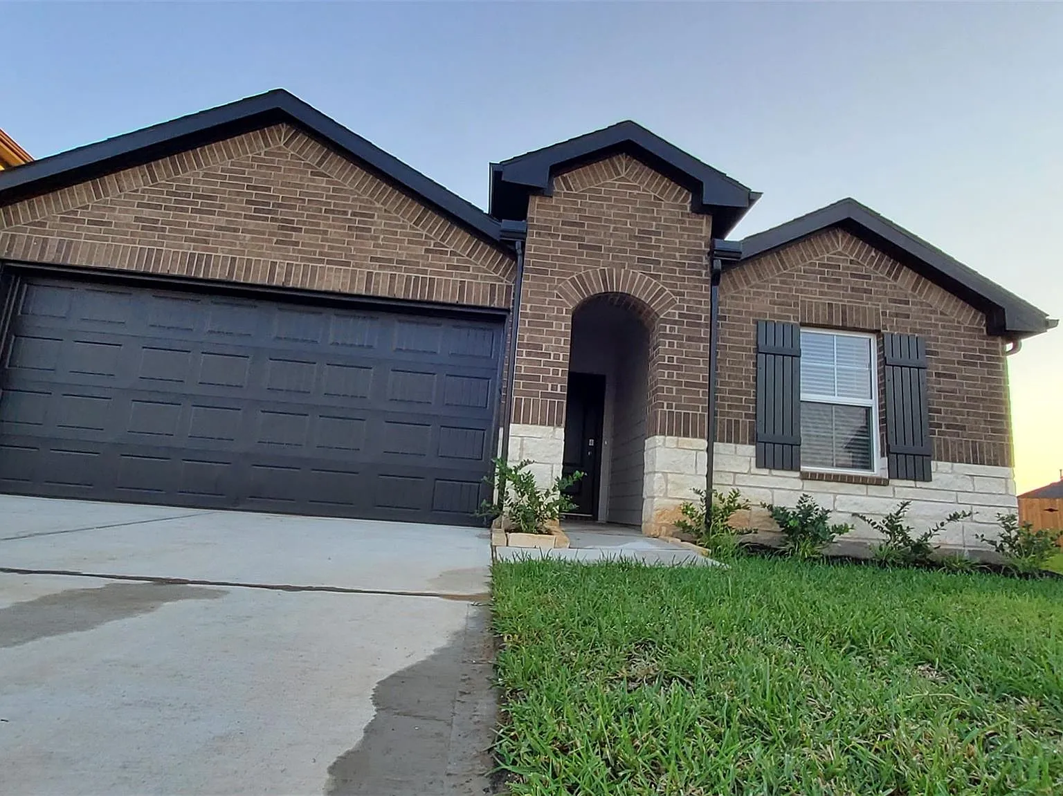 4 bed, 2.5 bath, 1861 sqft, $2,299 — Photo 3