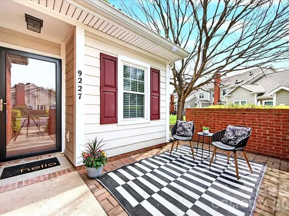 9227 N Vicksburg Park Ct, Charlotte, NC 28210