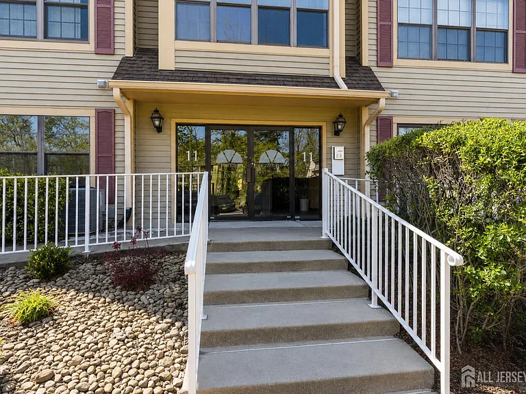 1101 Stoneridge Cir — Photo 1