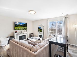 718 Tallwood Ln, Dunellen, NJ 08812