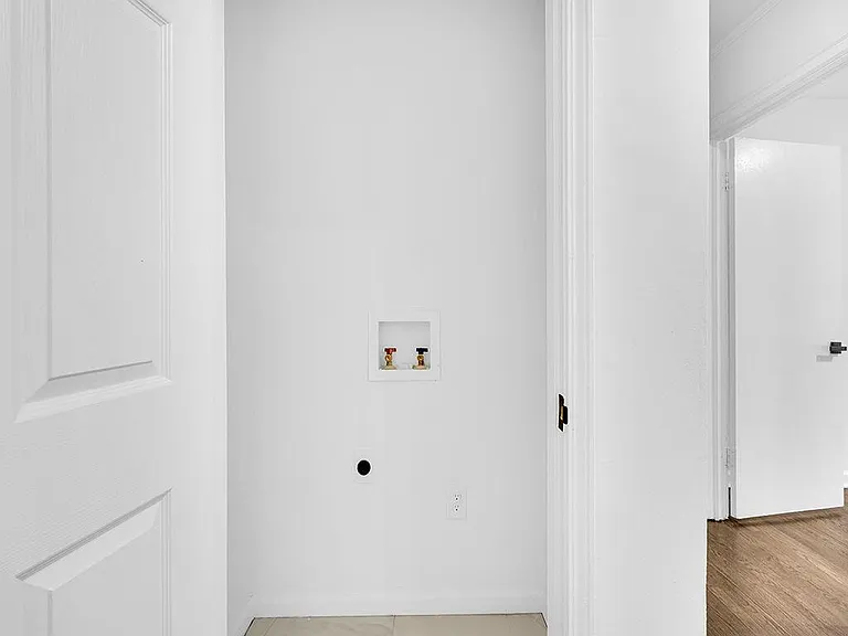 1253 Dunwoody Ln — Photo 23