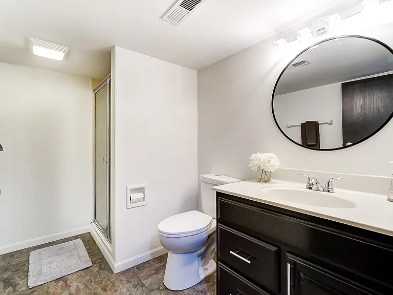 725 Latham Ct — Photo 9