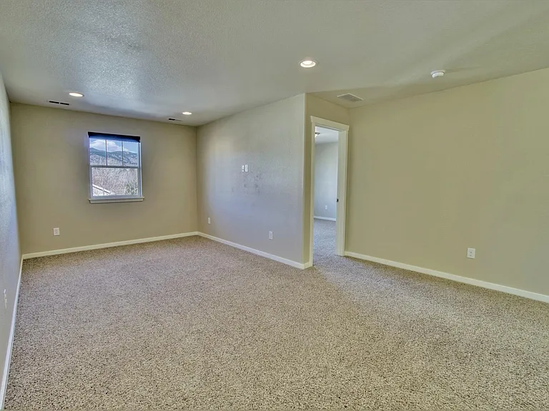 Upper level - loft (17' x 11').