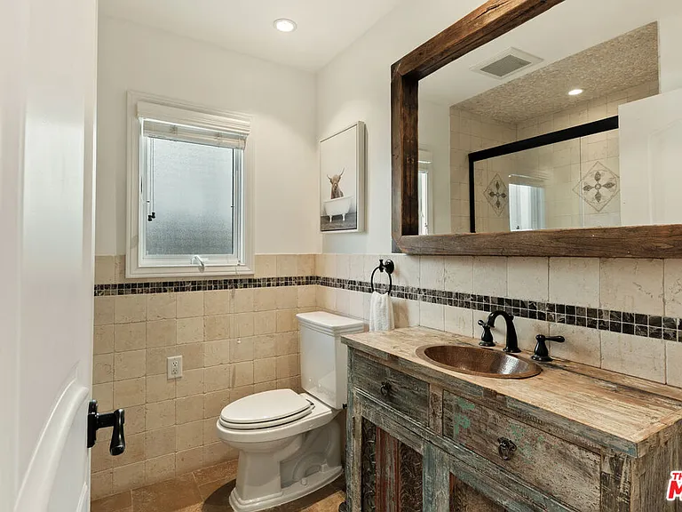 7426 W 82nd St — Photo 32