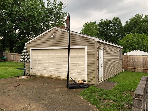 2nd image of 8136 Hollybrook Ct