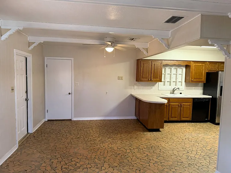 914 Homewood Dr — Photo 9