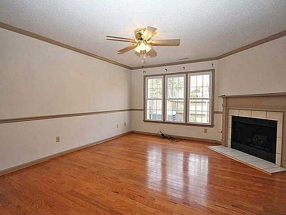 3rd image of 103 Gnarled Oak Ln