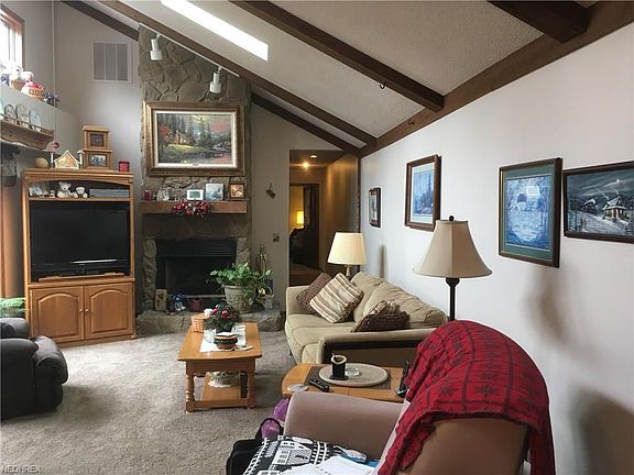 3rd image of 20 Pinewood Dr
