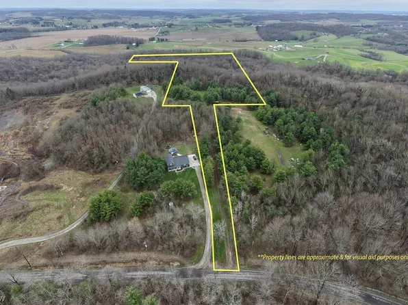 5742 Hilltop Dr NW, Strasburg, OH 44680