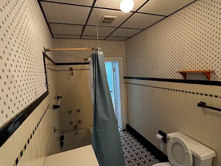 1638 Sanderson Ave — Photo 36