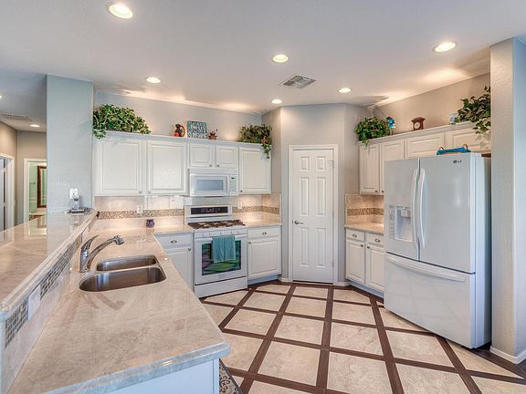 4th image of 2034 E Locust Dr