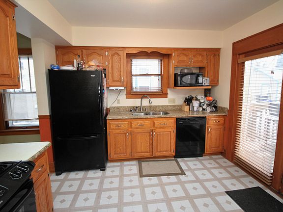 4th image of 301 E College Ave