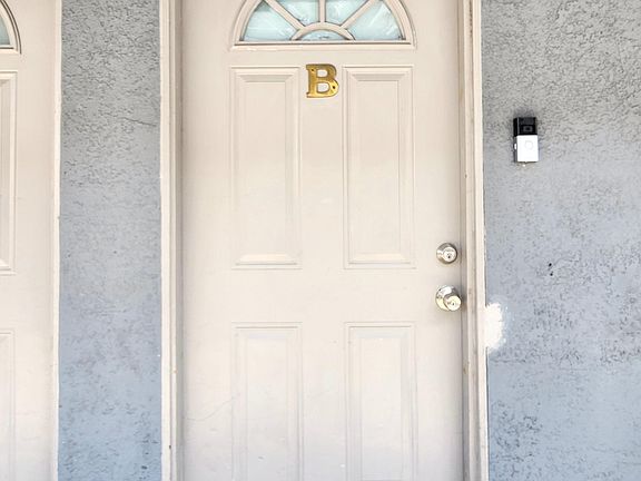 3rd image of 172 N Mariposa Ave APT B