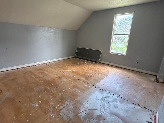 5th image of 303 Buhrow St