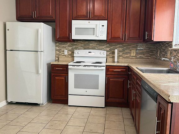 4th image of 23270 Stewart Ave