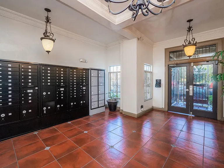 Chateau Nob Hill Apartments — Photo 7