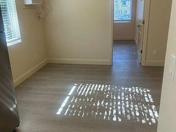 5th image of 430 E Acacia St #1