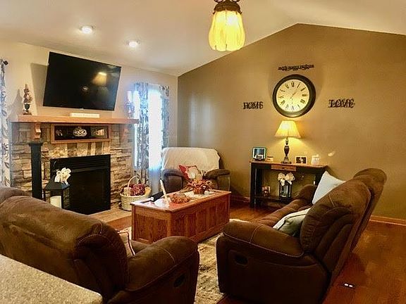 4th image of 174 Country Ln
