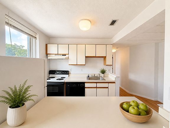 5th image of 1423 Commonwealth Ave APT 303