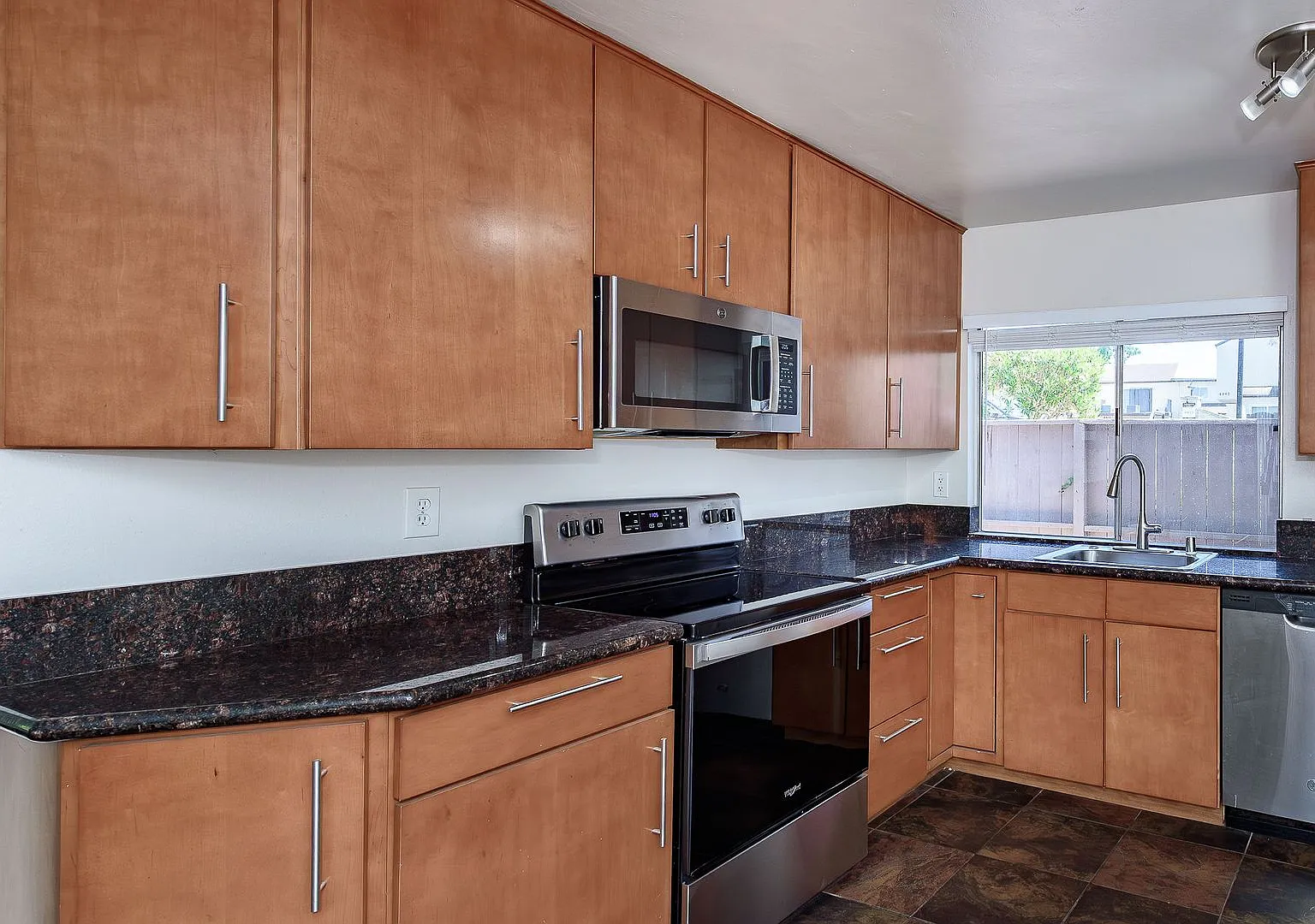 Amazing, Quiet University City Condo For Rent — Photo 2