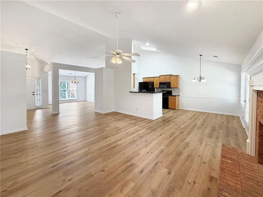 3 bed, 2.0 bath, 1952 sqft, $2,500 — Photo 2