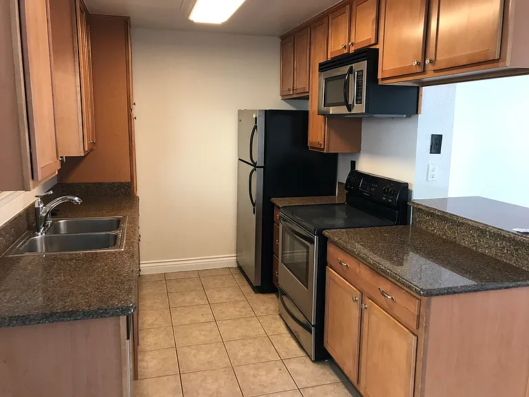1000 Estes St #6 — Photo 8