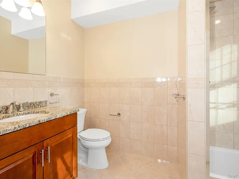 16 Grand Blvd — Photo 22