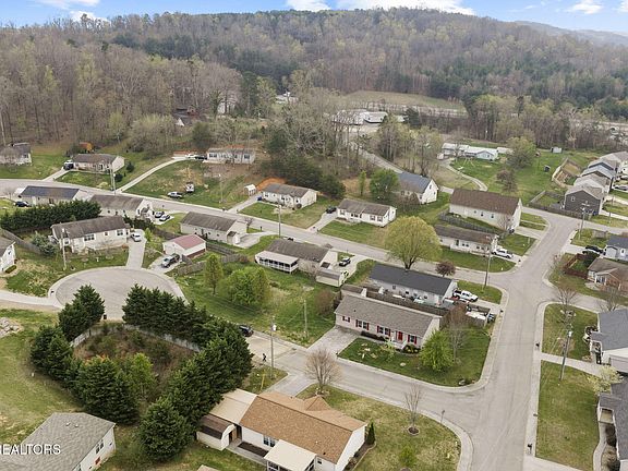 5th image of 902 Oak Village Ct