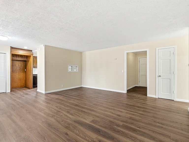 2431 S Kings Ave — Photo 6