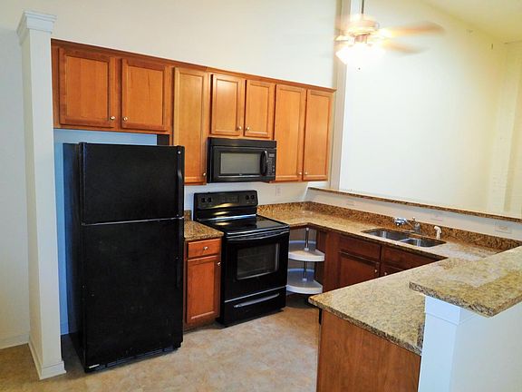 2nd image of 1716 Summit Ave Unit 5