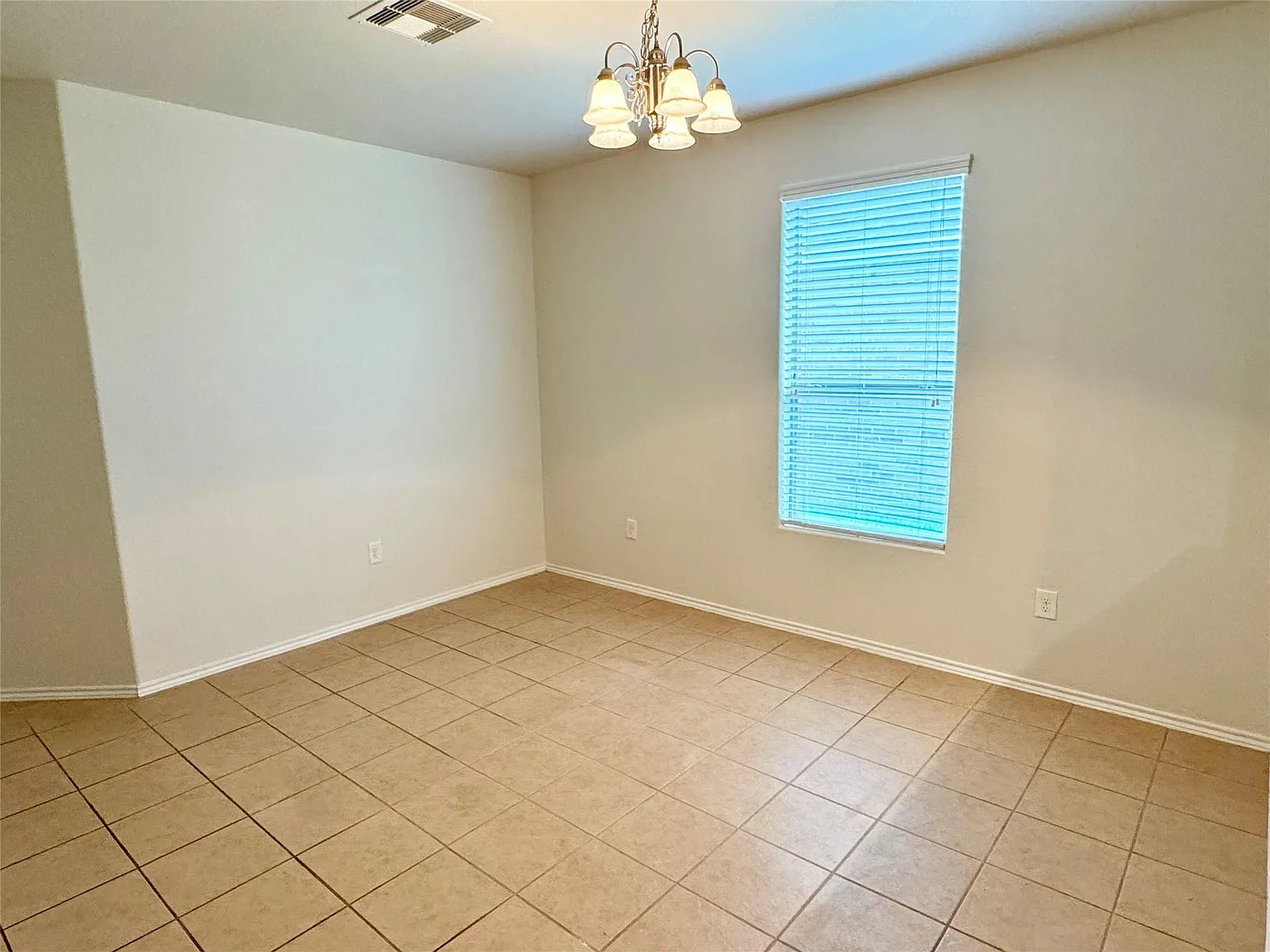 3 bed, 2.0 bath, 1950 sqft, $2,100 — Photo 4