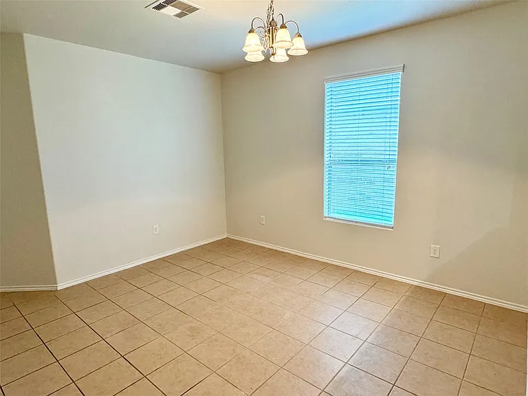 1331 S Maple Dr — Photo 4