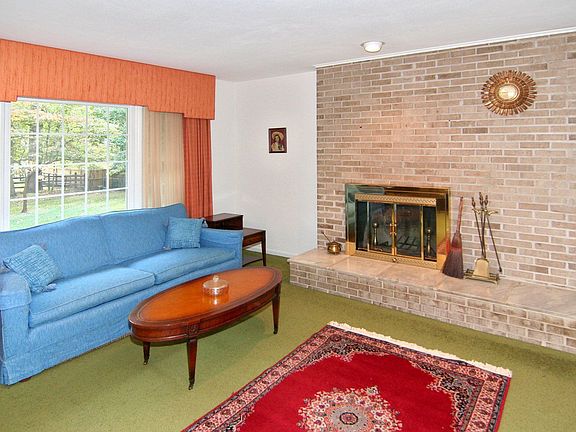 Living room w/fireplace