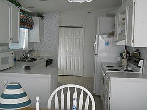 3rd image of 963 Robin Dr