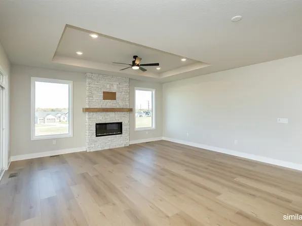 8212 Mahon Ct, Johnston, IA 50131
