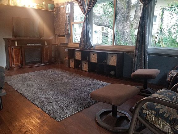 3rd image of 1010 NE 40th Ave