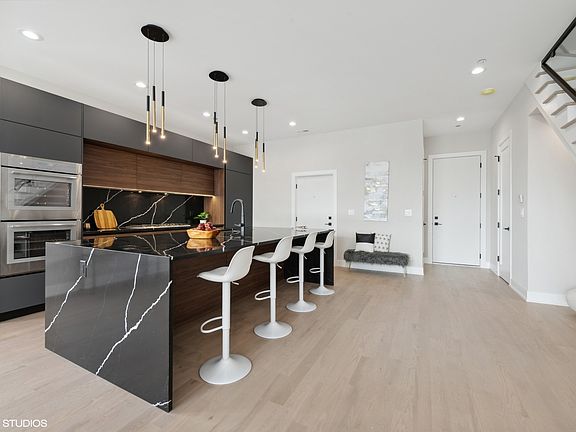 4th image of 2031 W Belmont Ave #3S
